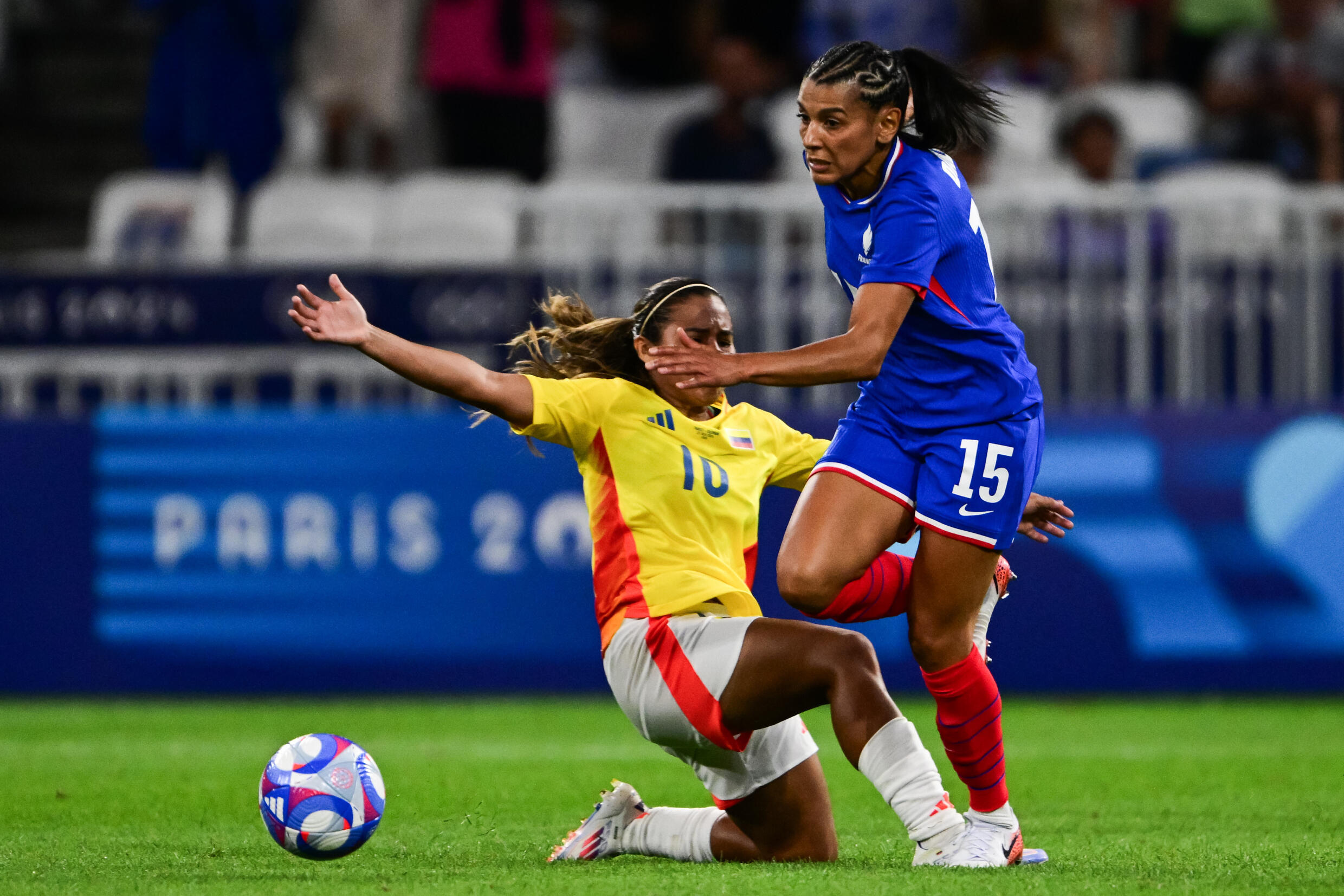 Frenchwoman Kenza Dali (r) tackled by Colombian Leicy Santos, July 25, 2024 in Lyon