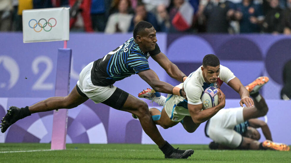 Aaron Grandidier Nkanang scores the second French try in the victorious final against Fiji in rugby sevens, this Saturday July 27 in Saint-Denis.