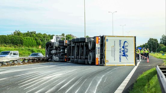 40 motorists fined for filming overturned truck on A28