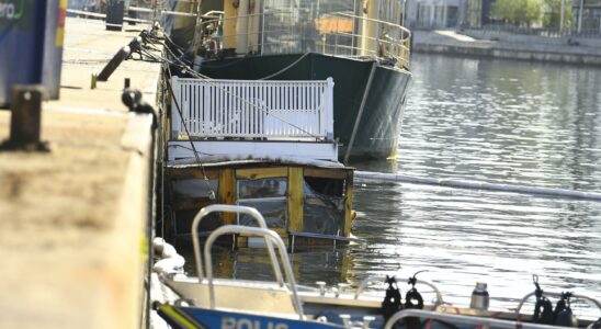 A restaurant boat has sunk arson is being investigated