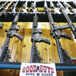 AR 15 assault rifle in Joe Bidens sights – LExpress