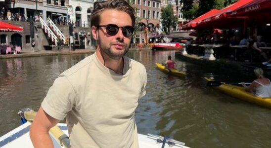 Crowded canals in Utrecht but not everyone knows the sailing