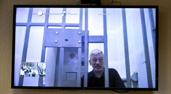 Dissident Oleg Orlov sentenced to 30 months in prison compares