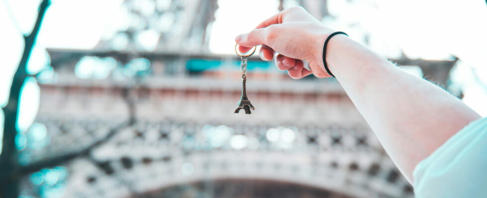 E595 for the Eiffel Tower key ring E895 for the