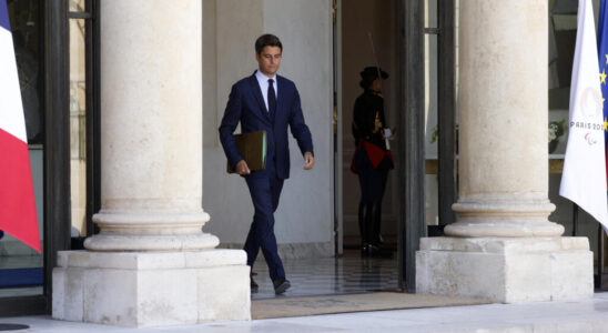 Emmanuel Macron confirms government resignation