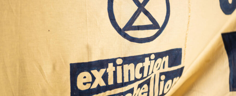 Extinction Rebellion calls off non violent protest following arrests