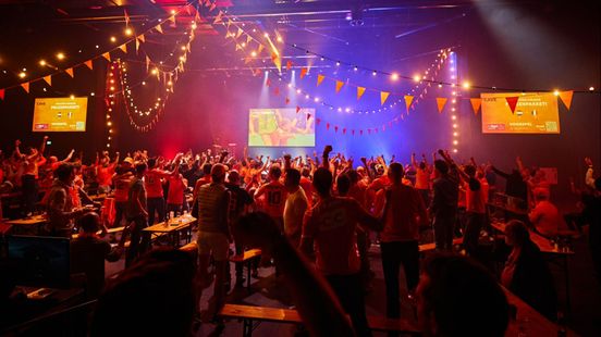 Hundreds of Christians watch Orange in church tonight Pub atmosphere