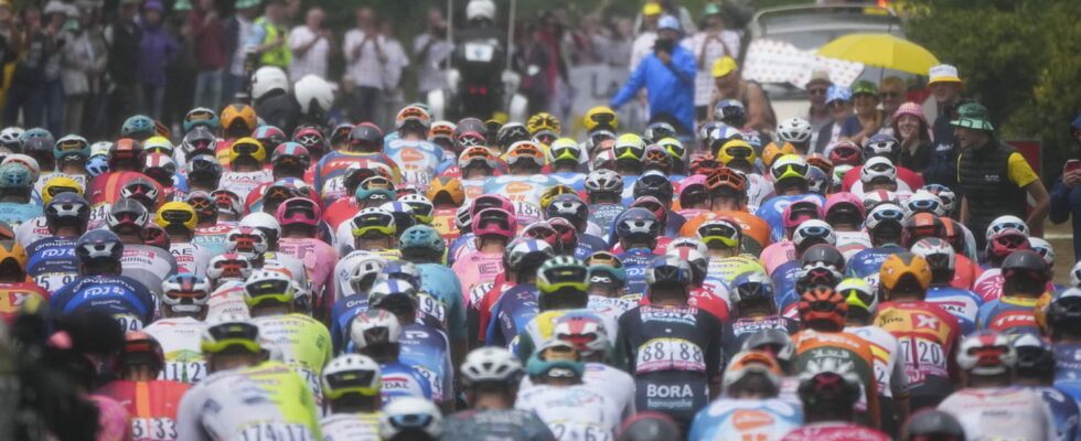 LIVE Tour de France 2024 no breakaway rainy echelons expected