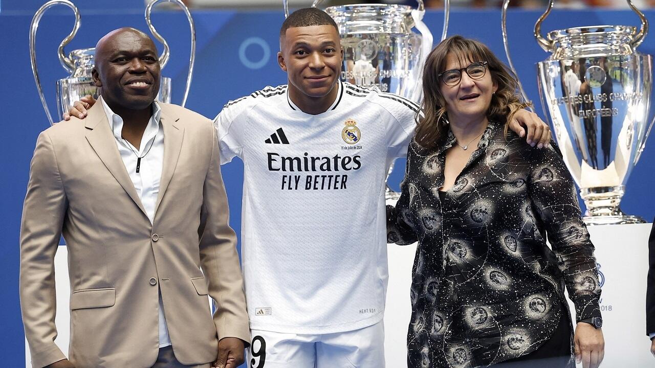 Kylian Mbappé in the Real Madrid jersey, surrounded by his parents Wilfried Mbappé and Fayza Lamari, July 16, 2024.