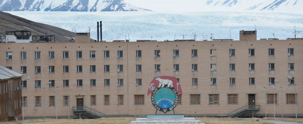 Norwegian okay to Russian giant cross in mining village