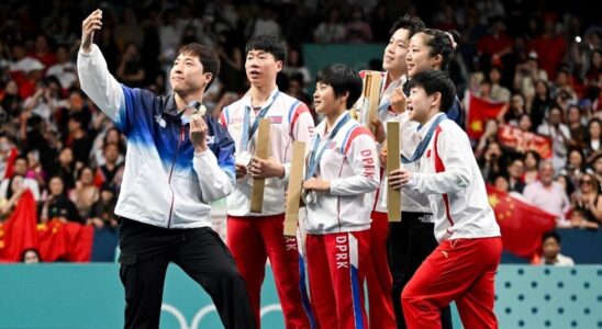 South and North Korean table tennis players take symbolic selfie