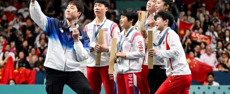 South and North Korean table tennis players take symbolic selfie