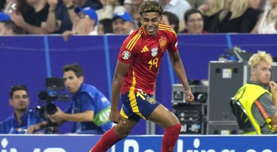 Spain derails France to reach final