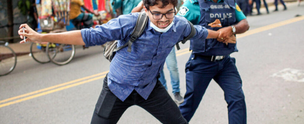 Students back on the streets after authorities reject their demands