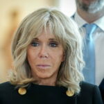 To pose in front of the Louvre pyramid Brigitte Macron