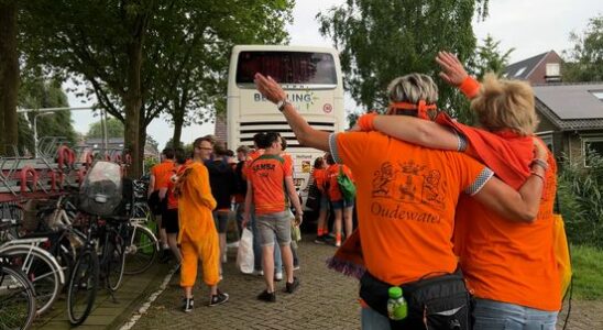 Where is that party Orange fans take bus and train