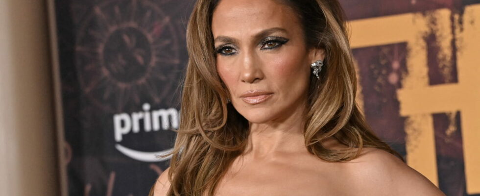 Without makeup wet hair Jennifer Lopez shows herself au naturel