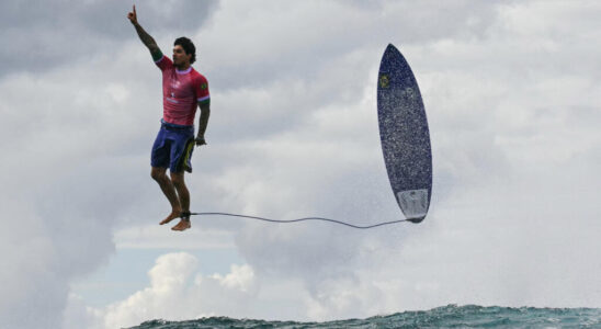 the story of the already legendary photo showing the surfer