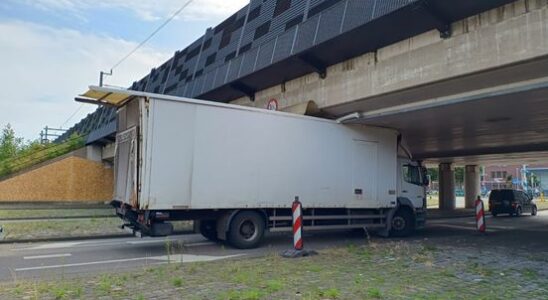 112 News Truck Stuck Under Viaduct Explosion at Utrecht