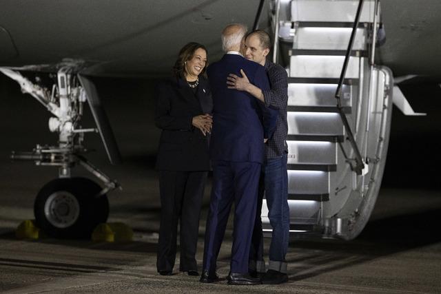 AA-20240802-35295789-35295765-BIDEN_AND_HARRIS_WELCOMED_THOSE_RETURNING_TO_USA_AT_THE_AIRPORT_WITH_THE_EXCHANGE_OPERATION_IN_ANKARA