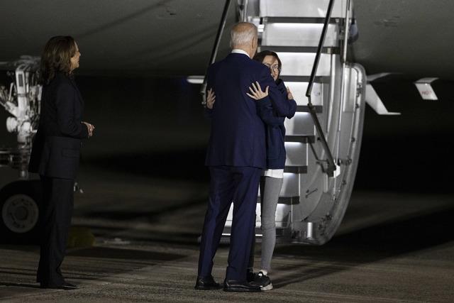 AA-20240802-35295789-35295770-BIDEN_AND_HARRIS_WELCOMED_THOSE_RETURNING_TO_USA_AT_THE_AIRPORT_WITH_THE_EXCHANGE_OPERATION_IN_ANKARA