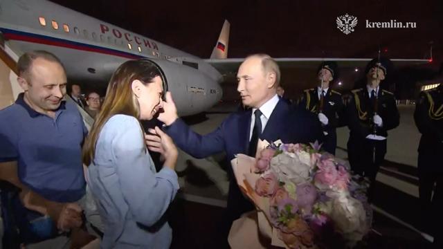 AA-20240801-35294985-35294979-PUTIN_WELCOMED_THOSE_RETURNING_TO_RUSSIA_AT_THE_AIRPORT_WITH_THE_EXCHANGE_OPERATION_IN_ANKARA