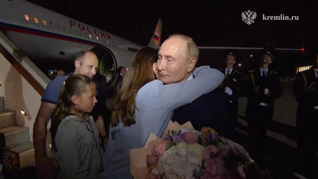 AA-20240801-35294985-35294980-PUTIN_WELCOMED_THOSE_RETURNING_TO_RUSSIA_AT_THE_AIRPORT_WITH_THE_EXCHANGE_OPERATION_IN_ANKARA