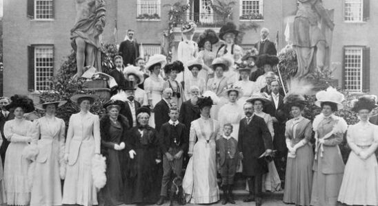 A century of group portraits on the steps of Amerongen