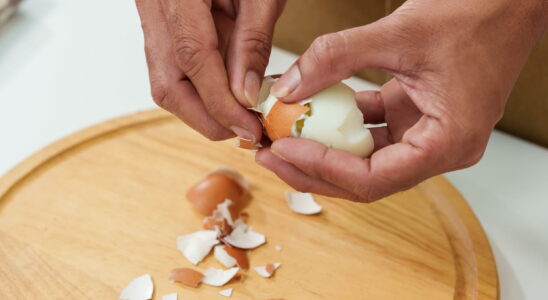 A few drops added to the egg cooking water are