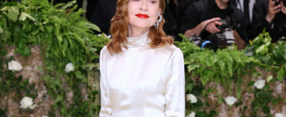 At 71 Isabelle Huppert appears without makeup in the stands