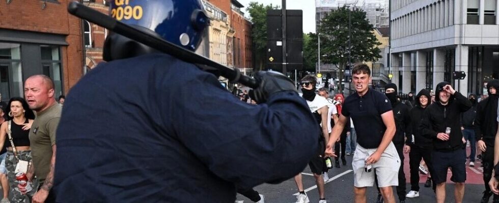 Clashes between police and far right protesters in several cities