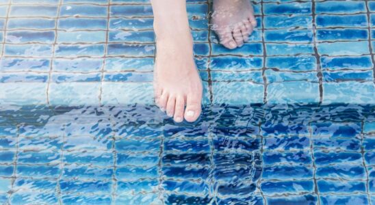 Swimming pool are footbaths essential or rather dirty Our doctors