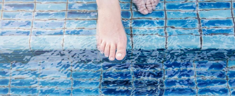 Swimming pool are footbaths essential or rather dirty Our doctors