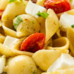 This easy recipe for warm pasta with tomato and mozzarella