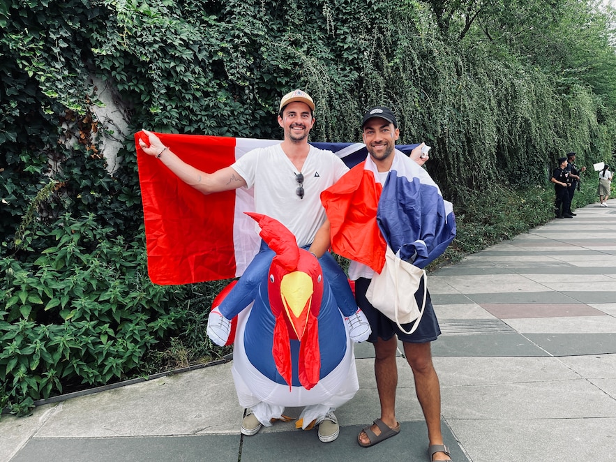 Antoine and Kévin took out their best suits to come and support Léon Marchand on July 31, 2024.