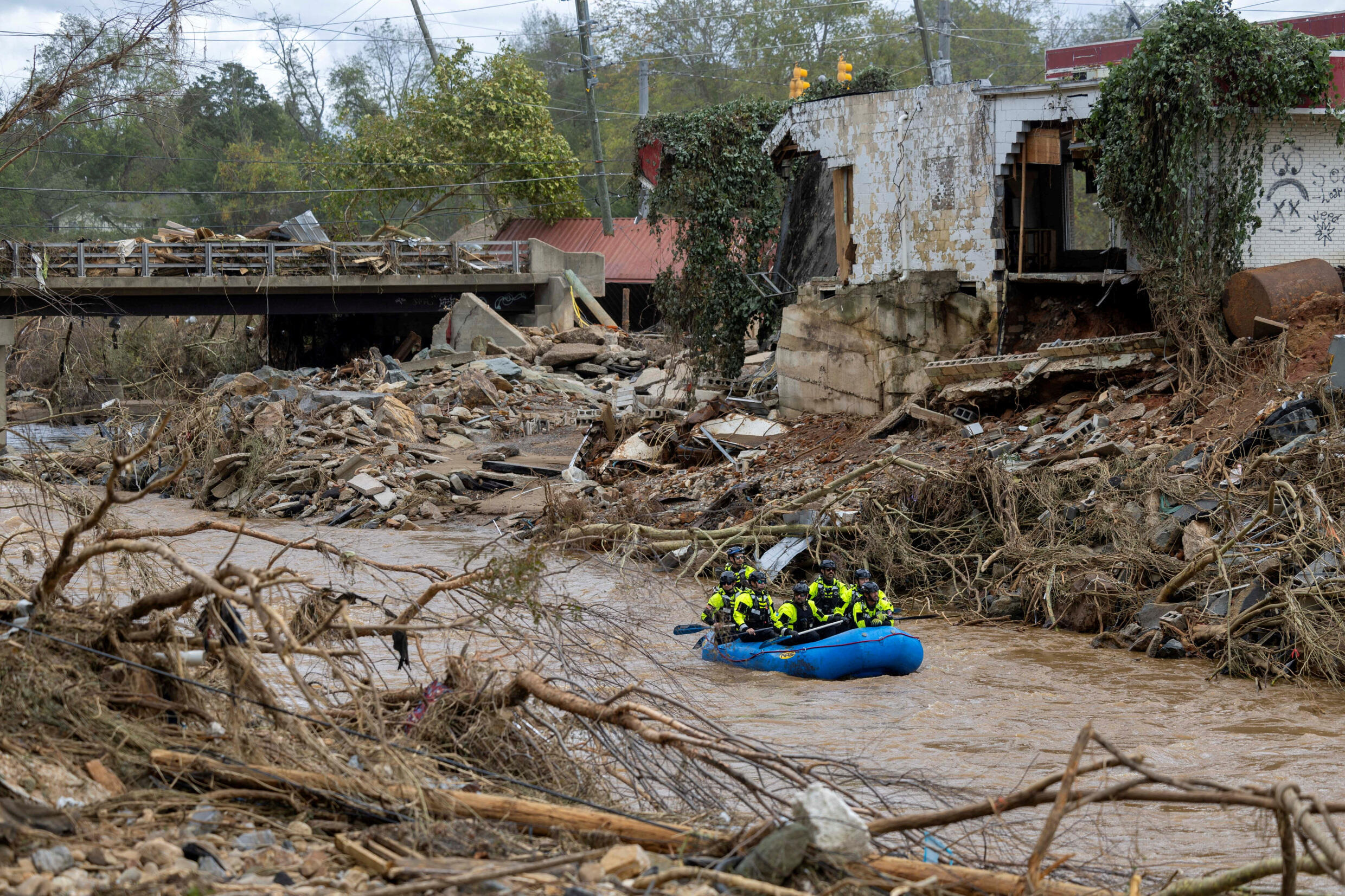 A rescue team descends the Swannanoa River, in western North Carolina, on September 29, 2024. Widespread flooding, uprooted trees, power outages... Hurricane Helene is one of the most devastating in recent decades in the United States.