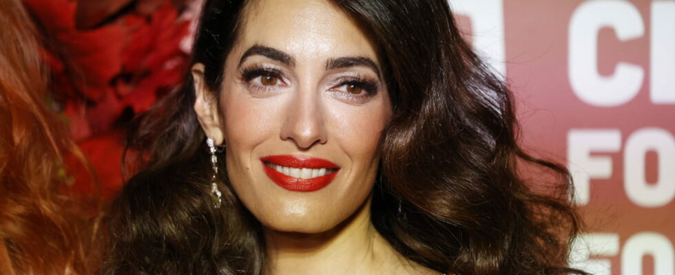 Amal Clooney adopts the perfect lipstick color to brighten the