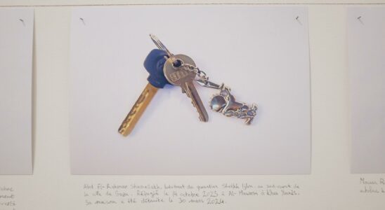 Artist Taysir Batnisi ​​exhibits 200 keys to Palestinian homes in