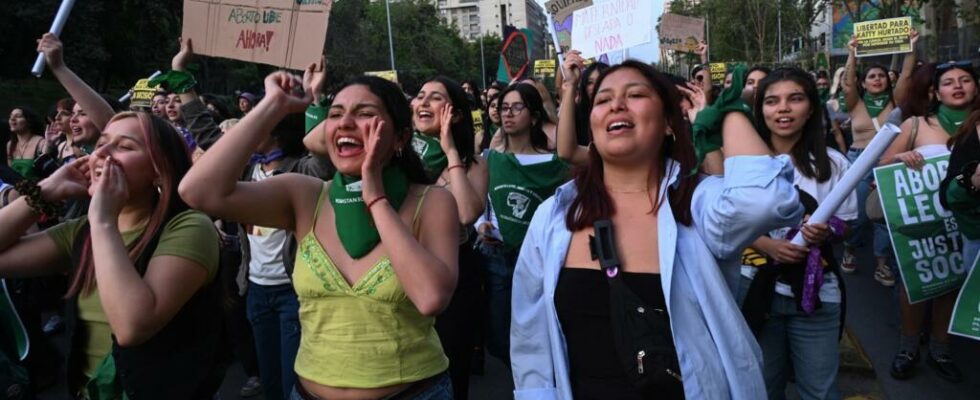 Chilean women demonstrate in Santiago to demand the full legalization