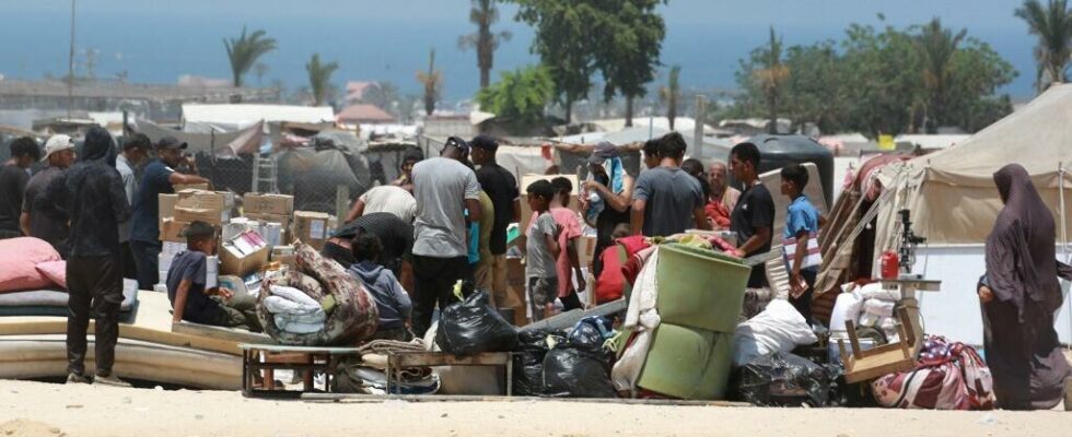 Displaced people from the humanitarian zone battered by bad weather