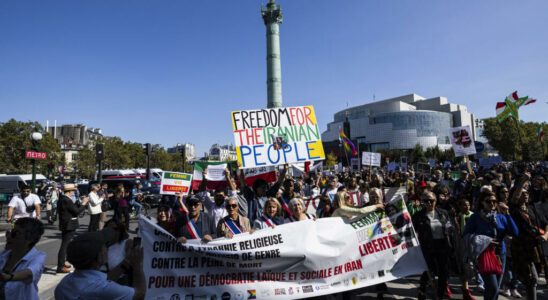 Hundreds of protesters in Paris in support of Iranian women