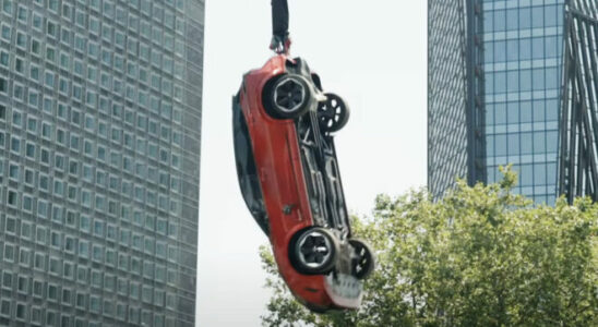 New Nissan Qashqai bungee jumps Video