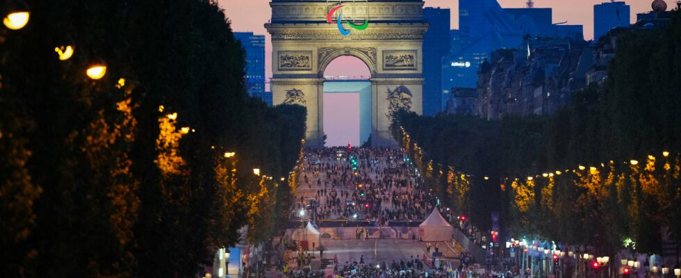 What awaits the French champions for their final parade –