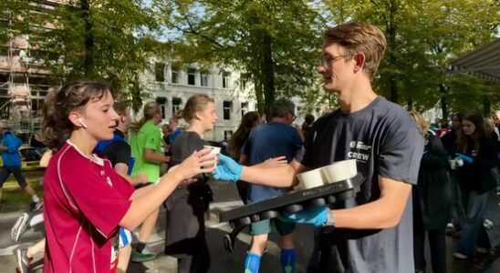 13000 cups of water and a paralyzed arm Singelloop volunteers