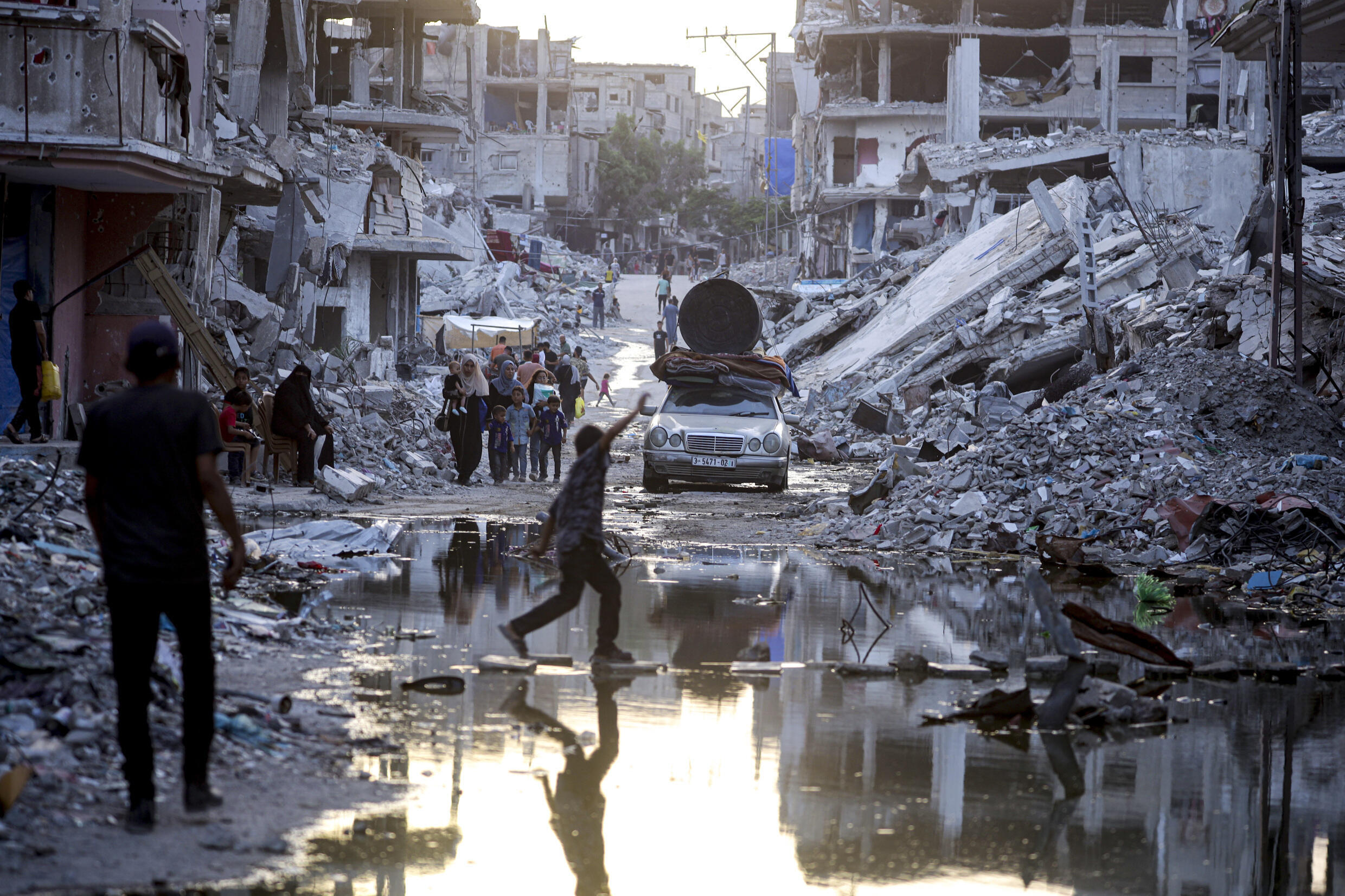 Palestinians flee the rubble of Khan Younes, in the Gaza Strip, July 4, 2024. Beyond the lack of medicine, Gaza suffers from a serious problem of water pollution, caused by the war.