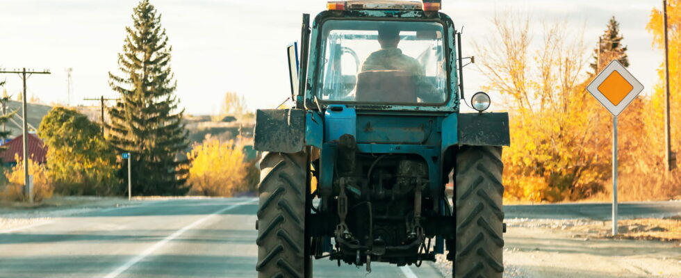 Can you overtake a tractor in a continuous line There