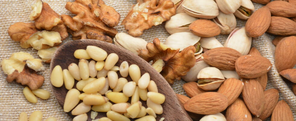 Certain nuts have amazing benefits for our health helping to