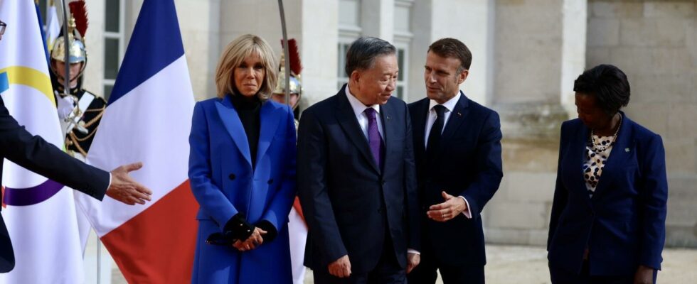 Direct Emmanuel Macron speaks to members of the OIF gathered