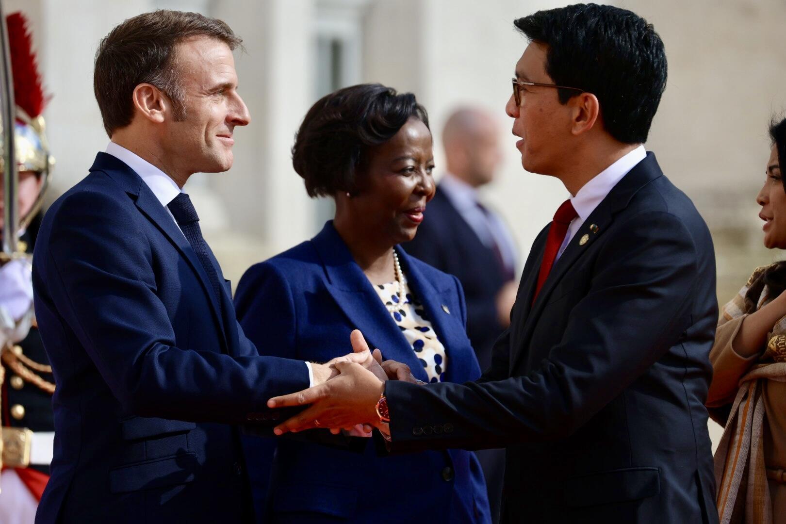 Emmanuel Macron and Louise Mushikiwabo welcome Malagasy President Andry Rajoelina to the Cité internationale de la langue française, in Villers-Cotterêts, for the 19th OIF summit.