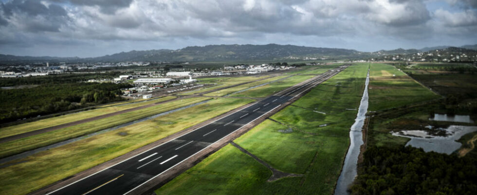 Fort de France airport runway invaded eight arrests